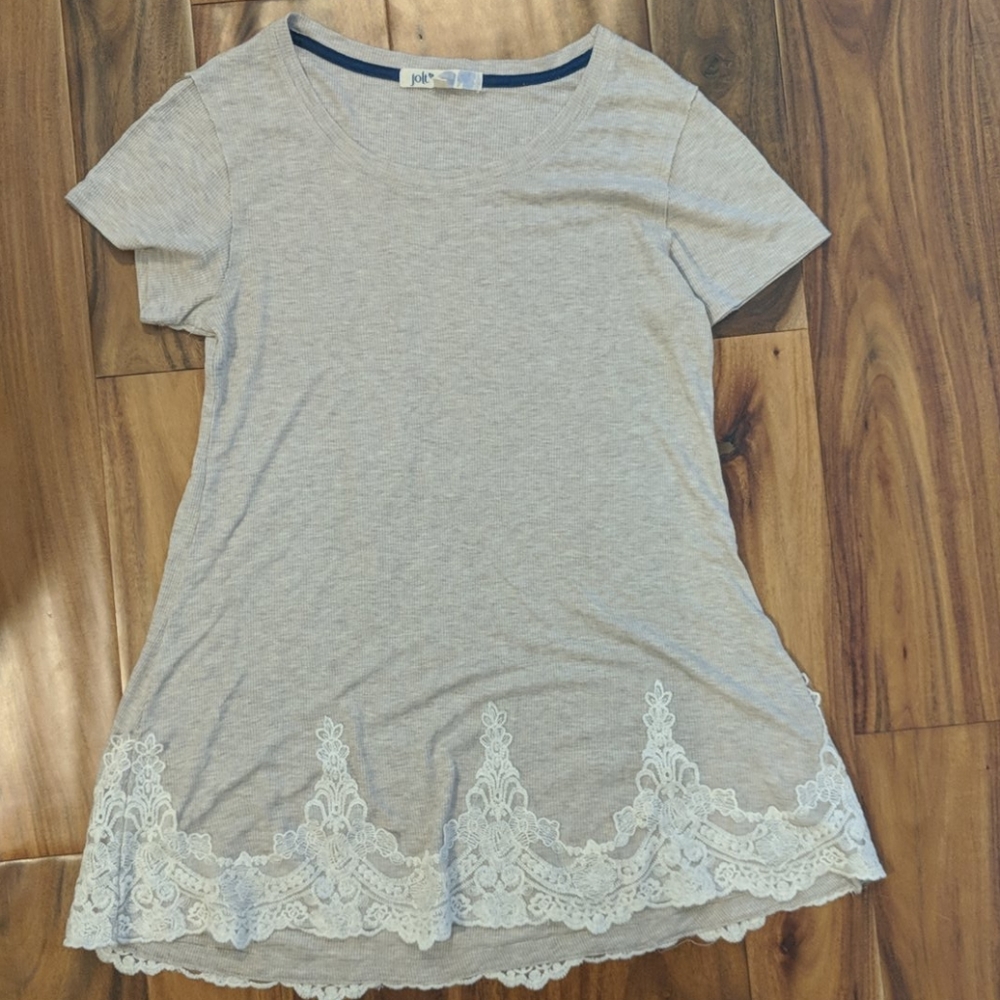 🌻3/$10 Jolt short sleeve lace detail top